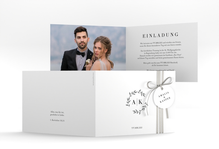 Hochzeitseinladung Filigrana A6 Klappkarte quer schwarz in reduziertem Design mit Initialen und zartem Blätterkranz