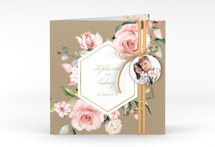 Hochzeitseinladung Graceful quadr. Klappkarte Kraftpapier gold mit Rosenblüten in Rosa und Weiß