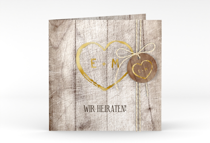 Hochzeitseinladung Wood quadr. Klappkarte gold in Holz-Optik mit Herz und Initialen