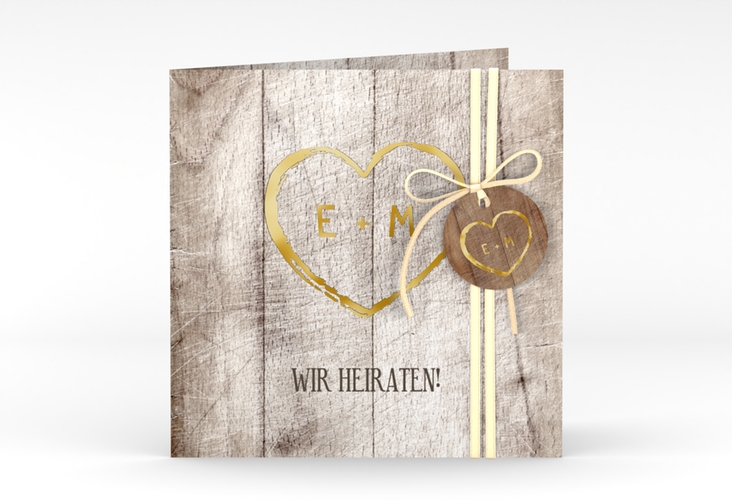 Hochzeitseinladung Wood quadr. Klappkarte gold in Holz-Optik mit Herz und Initialen