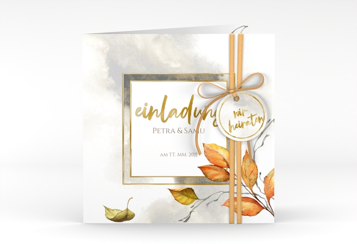 Hochzeitseinladung Herbst quadr. Klappkarte gold mit orangefarbigem Herbstlaub in Aquarell