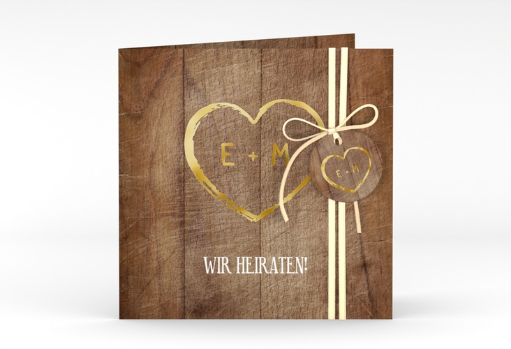 Hochzeitseinladung Wood quadr. Klappkarte braun gold in Holz-Optik mit Herz und Initialen