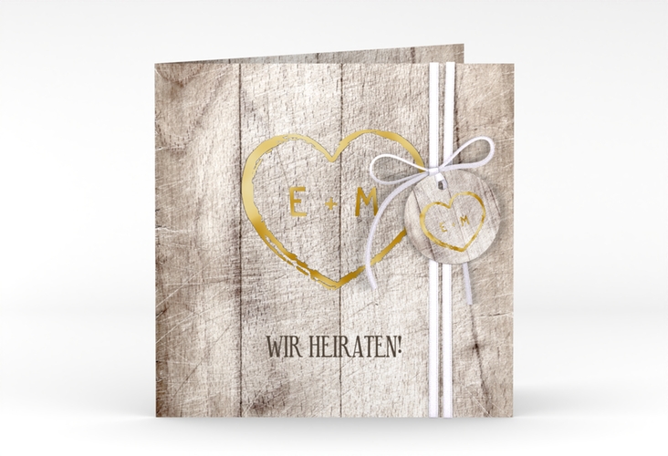 Hochzeitseinladung Wood quadr. Klappkarte weiss gold in Holz-Optik mit Herz und Initialen