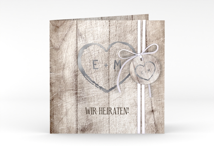 Hochzeitseinladung Wood quadr. Klappkarte weiss silber in Holz-Optik mit Herz und Initialen