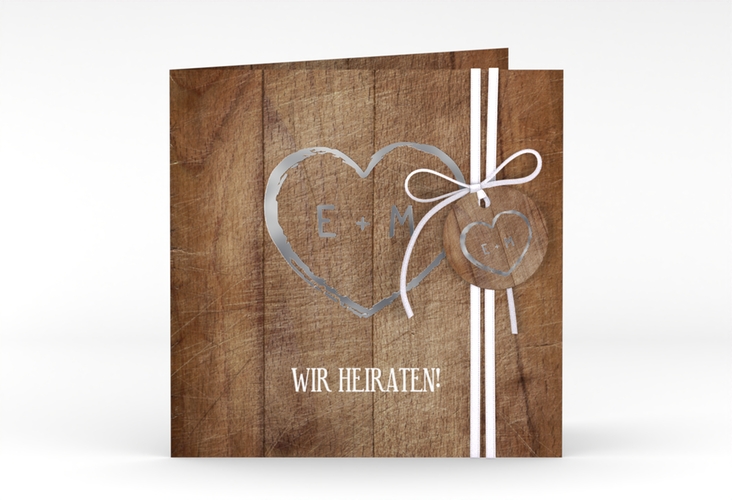 Hochzeitseinladung Wood quadr. Klappkarte braun silber in Holz-Optik mit Herz und Initialen