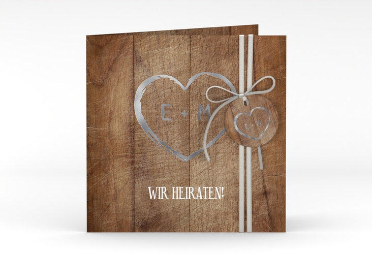 Hochzeitseinladung Wood quadr. Klappkarte braun silber in Holz-Optik mit Herz und Initialen