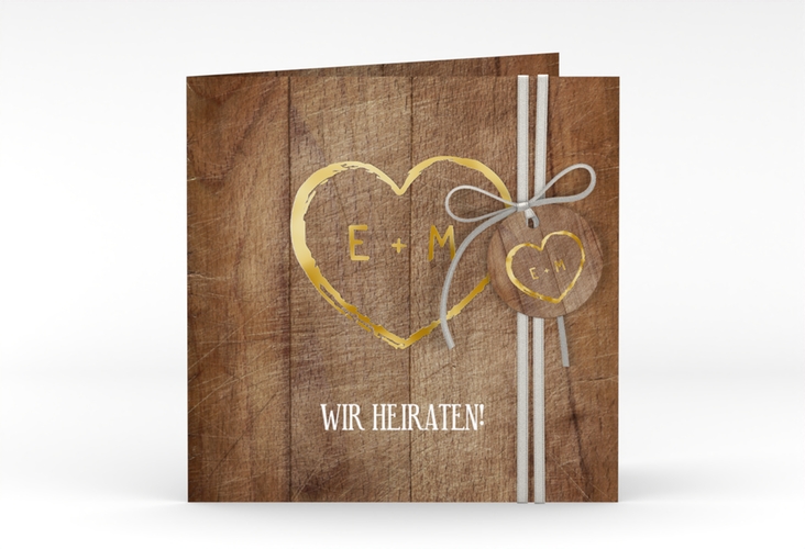 Hochzeitseinladung Wood quadr. Klappkarte braun gold in Holz-Optik mit Herz und Initialen