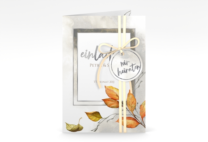 Einladungskarte Hochzeit Herbst A6 Klappkarte hoch braun silber mit orangefarbigem Herbstlaub in Aquarell